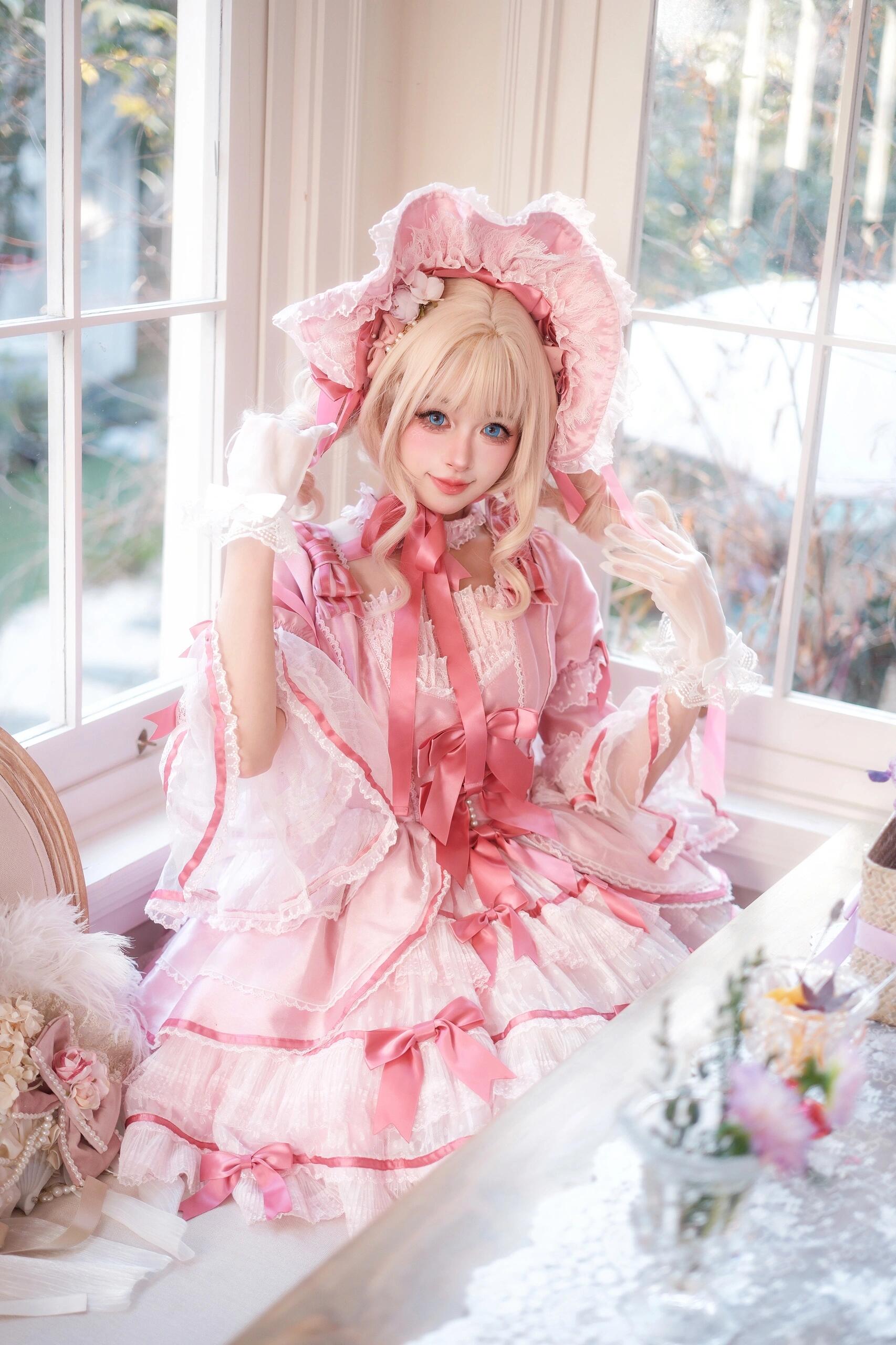 Pink bonnet Lolita fashion