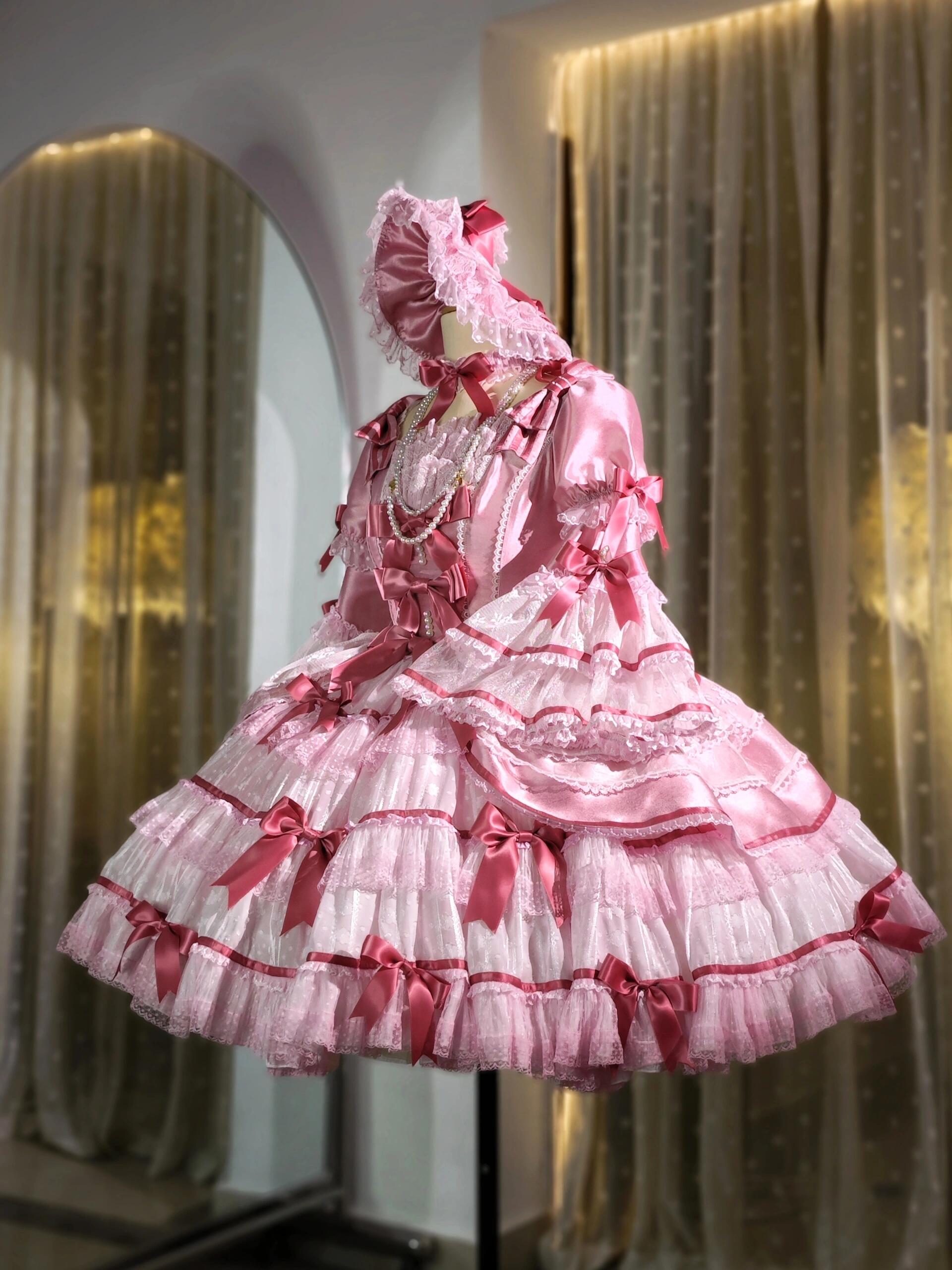 Pink bonnet Lolita costume
