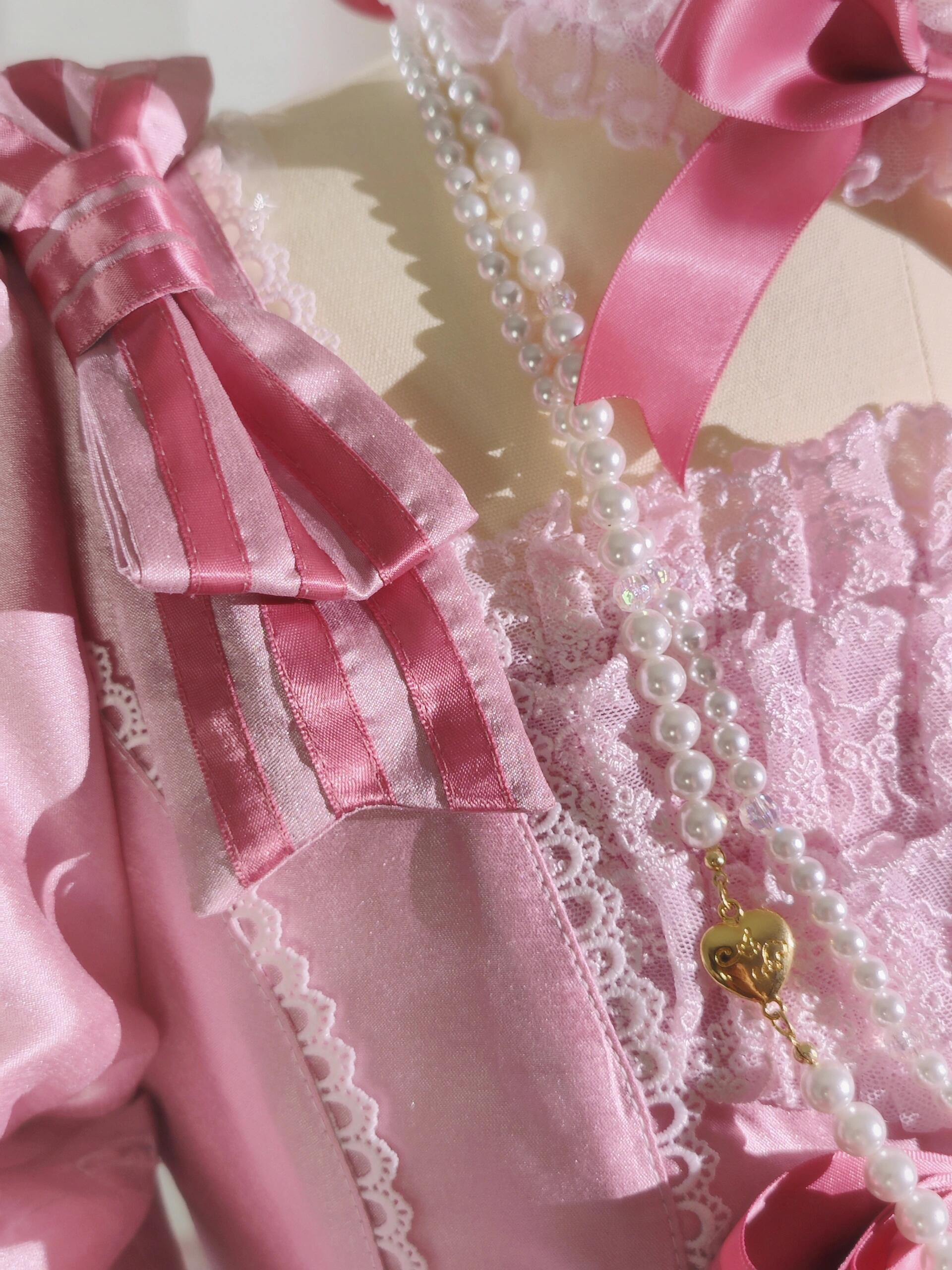 Close-up of bonnet and lace details