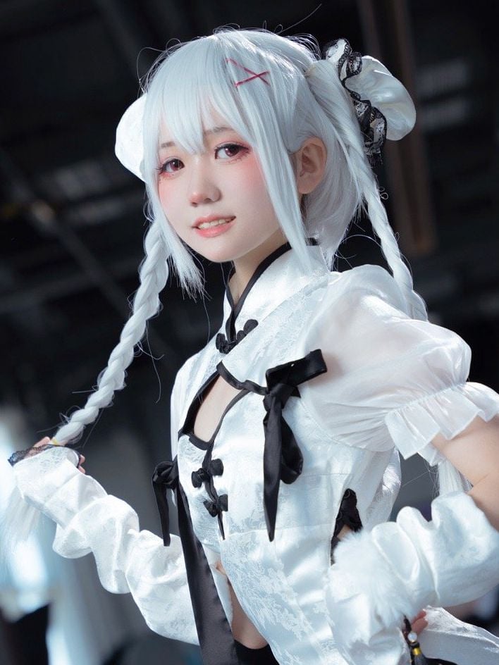 White Short Wig with Braid Jaw Clips