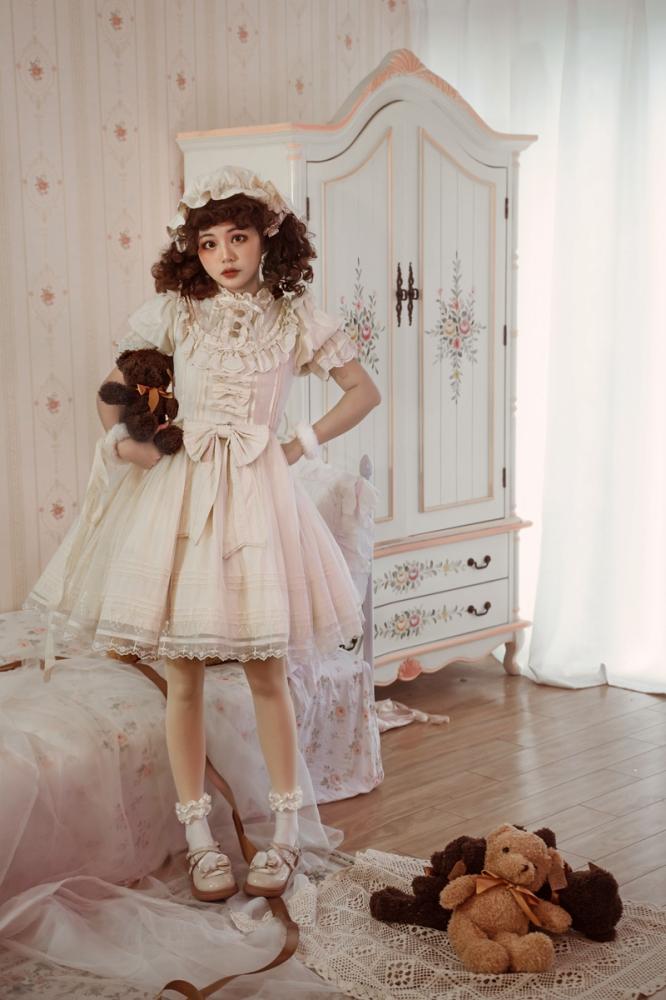 Lolita Fashion featuring a teddy bear pose, perfect for Sukuroi's whimsical designs