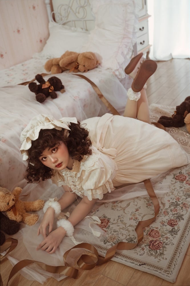 Lolita Fashion look in cream and lace, styled with teddy bears in a Sukuroi bedroom setup