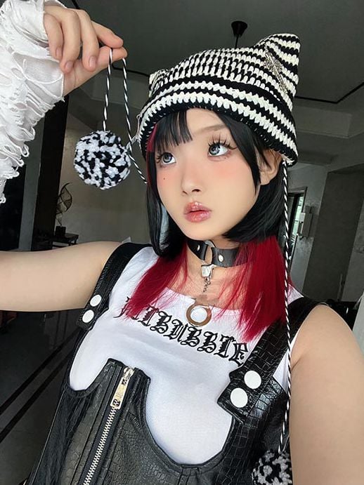 Virtual Cat Black and Red Highlight Hair Color Synthetic Wig
