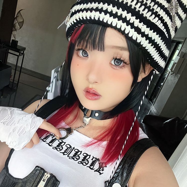 Virtual Cat Black and Red Highlight Hair Color Synthetic Wig
