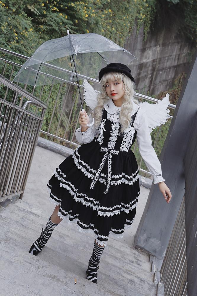Cake Tree Tiered Flounce Skirt in black with white lace